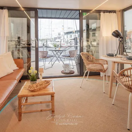 Houseboat Seahorse Comfortable Vacation Hotel Heiligenhafen